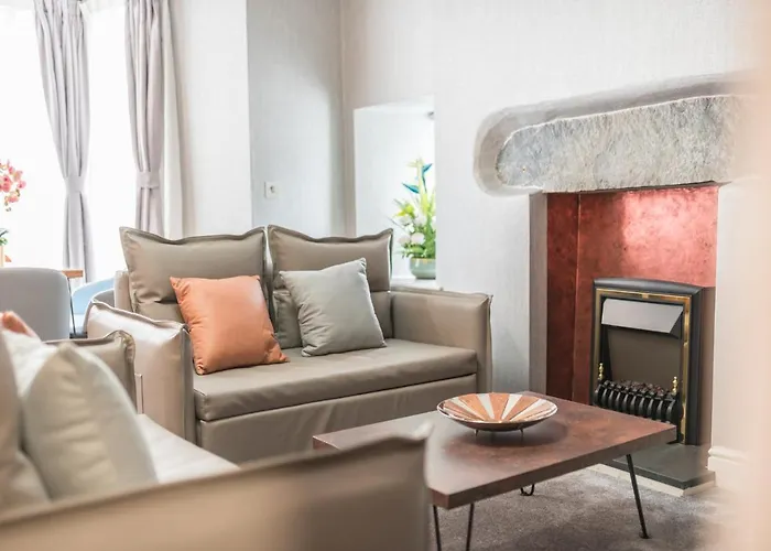 The Old Stamp House Retreat- Three En-suite Bedrooms Village Location *