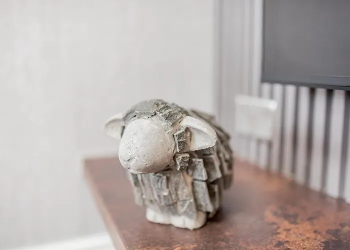 The Old Stamp House Retreat- Three En-suite Bedrooms Village Location *