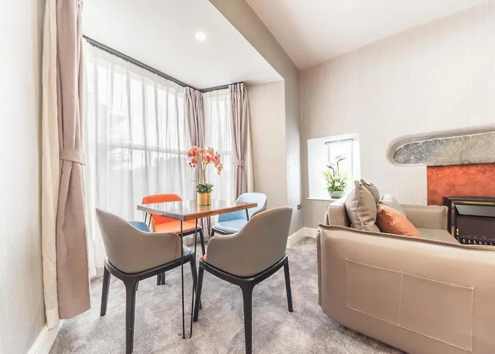 The Old Stamp House Retreat- Three En-suite Bedrooms Village Location * 安布尔塞德