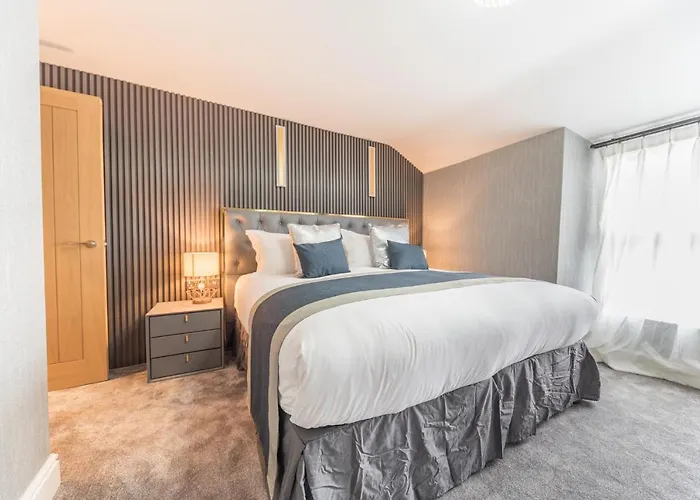 The Old Stamp House Retreat- Three En-suite Bedrooms Village Location