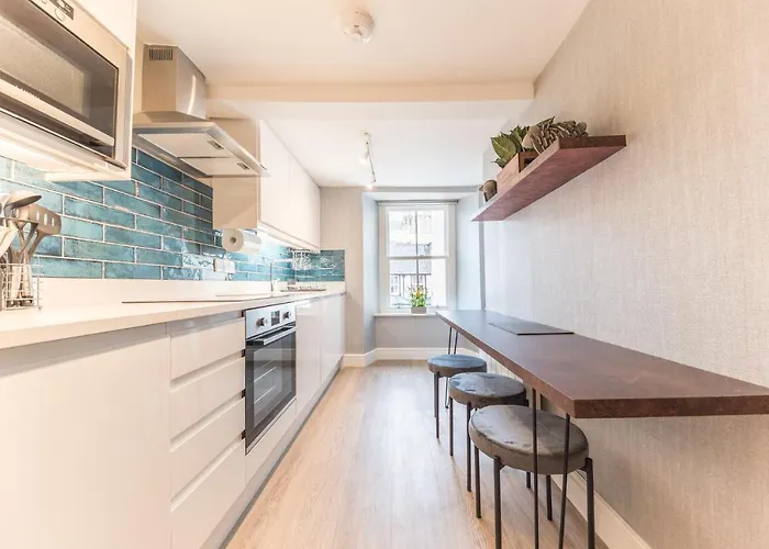 The Old Stamp House Retreat- Three En-suite Bedrooms Village Location *