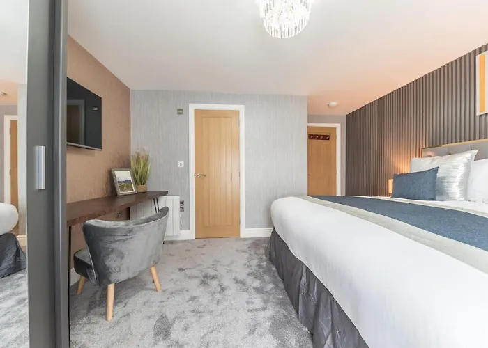 The Old Stamp House Retreat- Three En-suite Bedrooms Village Location 公寓