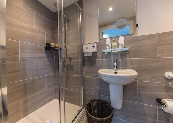 The Old Stamp House Retreat- Three En-suite Bedrooms Village Location *