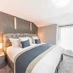 The Old Stamp House Retreat- Three En-suite Bedrooms Village Location 公寓
