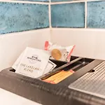 The Old Stamp House Retreat- Three En-suite Bedrooms Village Location Appartement