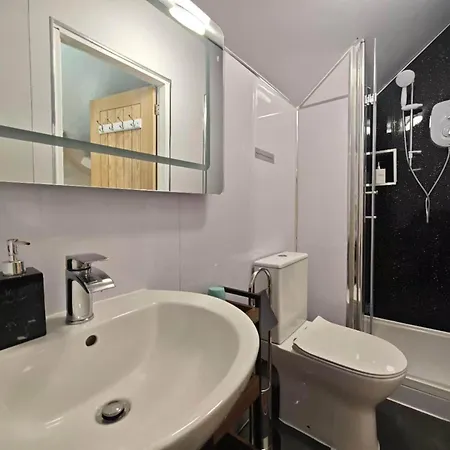 The Old Stamp House Retreat - Three En-Suite Bedrooms With Parking Apartamento