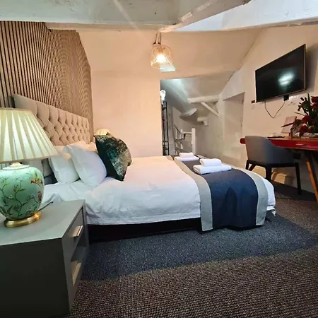 The Old Stamp House Retreat - Three En-Suite Bedrooms With Parking Apartamento