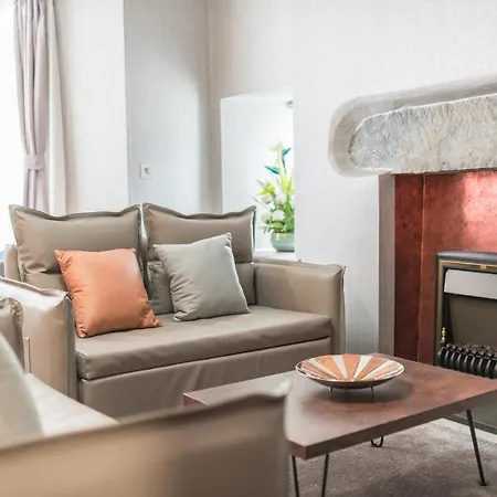 The Old Stamp House Apartment- Three En-suite Bedrooms Village Location *