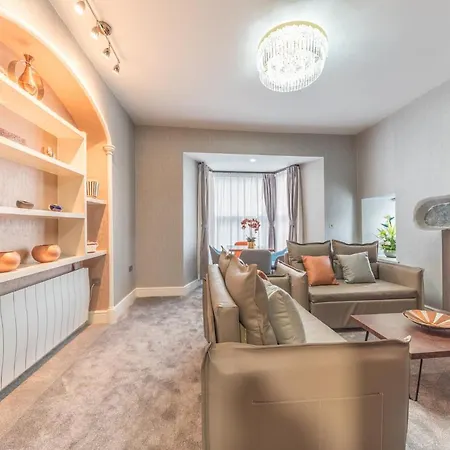 The Old Stamp House Apartment- Three En-suite Bedrooms Village Location *