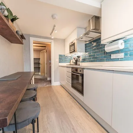 Apartment The Old Stamp House Apartment- Three En-suite Bedrooms Village Location *
