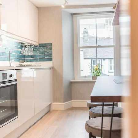 The Old Stamp House Apartment- Three En-suite Bedrooms Village Location Ambleside
