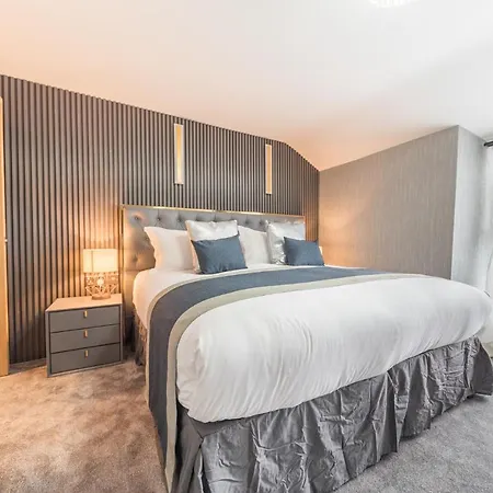 The Old Stamp House Apartment- Three En-suite Bedrooms Village Location