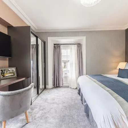 The Old Stamp House Apartment- Three En-suite Bedrooms Village Location