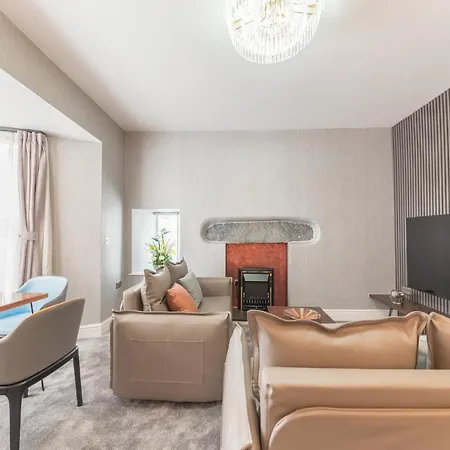 The Old Stamp House Apartment- Three En-suite Bedrooms Village Location * Ambleside