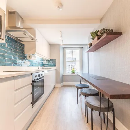 The Old Stamp House Apartment- Three En-suite Bedrooms Village Location *