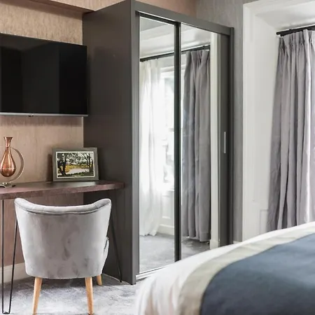 The Old Stamp House Apartment- Three En-suite Bedrooms Village Location Apartment