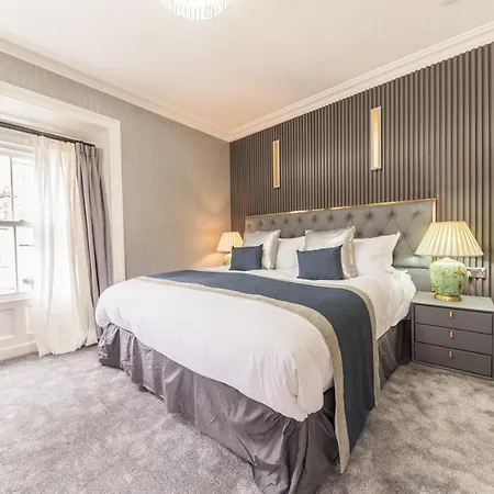 The Old Stamp House Apartment- Three En-suite Bedrooms Village Location
