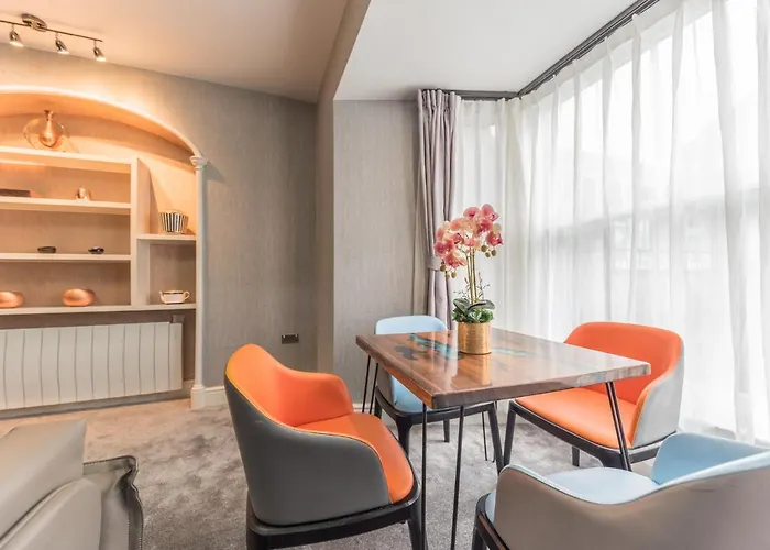 The Old Stamp House Retreat- Three En-suite Bedrooms Village Location