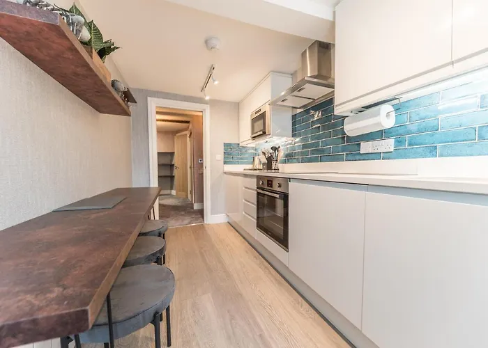 Apartment The Old Stamp House Retreat- Three En-suite Bedrooms Village Location *