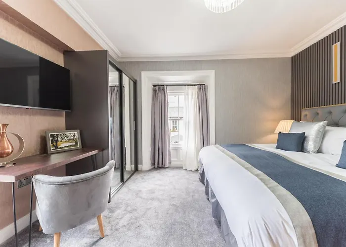 The Old Stamp House Retreat- Three En-suite Bedrooms Village Location