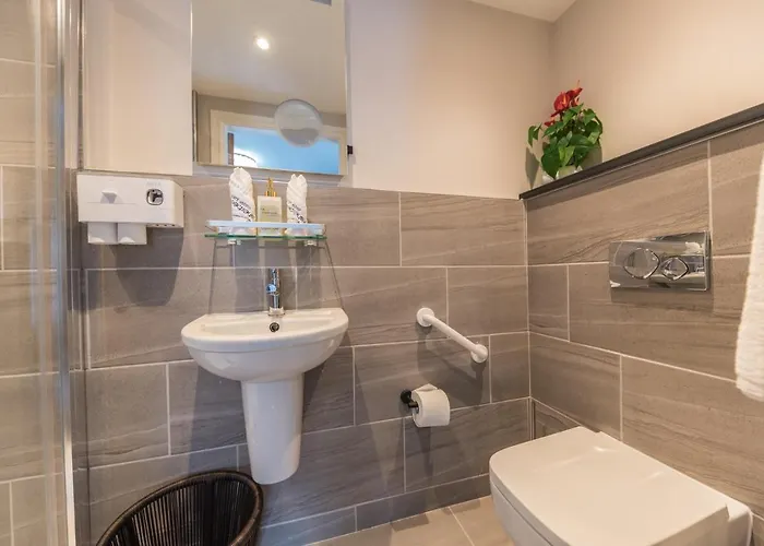 Apartment The Old Stamp House Retreat- Three En-suite Bedrooms Village Location