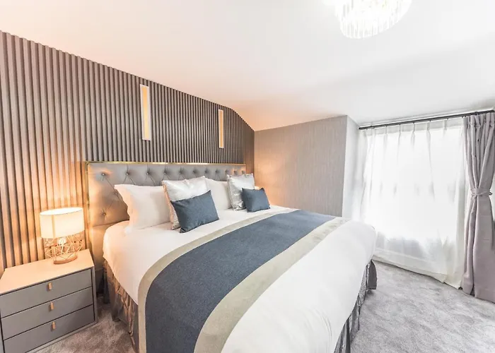 The Old Stamp House Retreat- Three En-suite Bedrooms Village Location Apartment