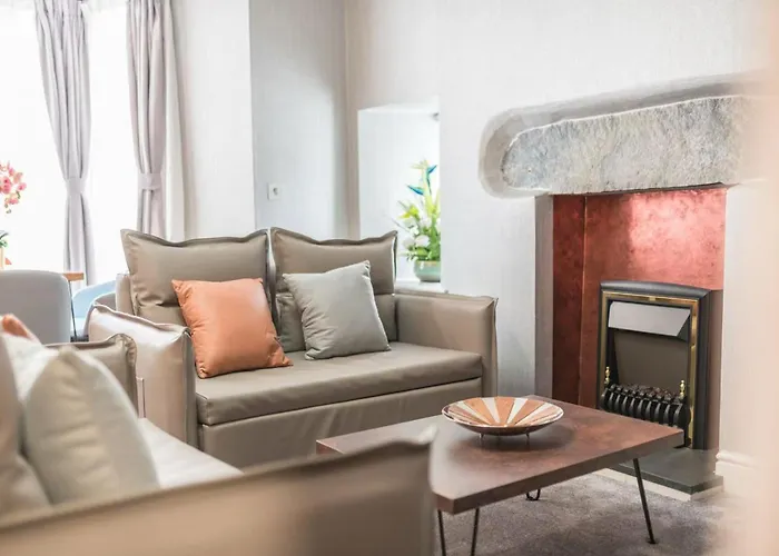 The Old Stamp House Retreat- Three En-suite Bedrooms Village Location